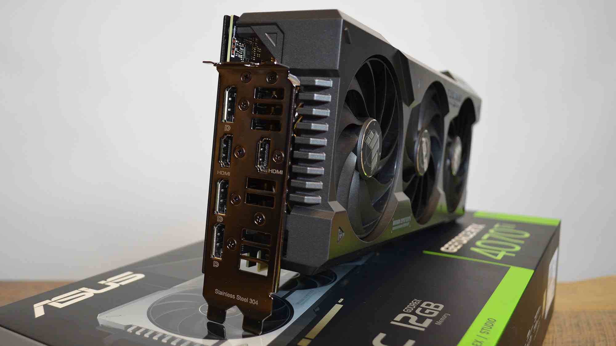 Perakende ambalajıyla birlikte ahşap bir masanın üzerinde bir Nvidia GeForce RTX 4070 Ti grafik kartı