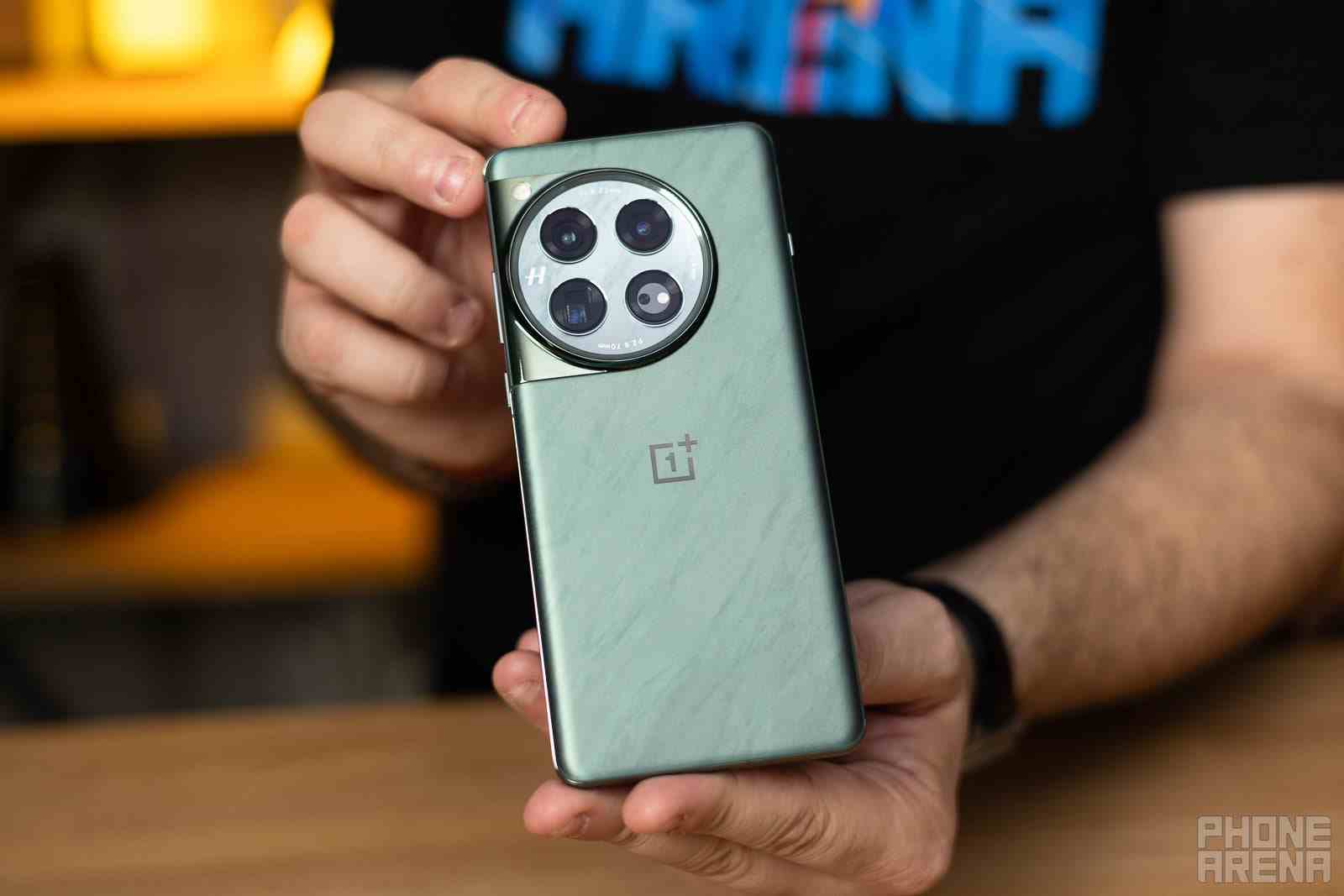 Flowy Emerald rengi, mermer benzeri bir yüzeye sahip yeşilin bir tonudur - OnePlus 12 Uygulamalı: 