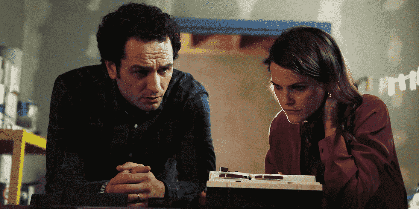 Keri Russell ve Matthew Rhys geçici olarak The Americans 1. sezonunda bir şeyler dinliyor 