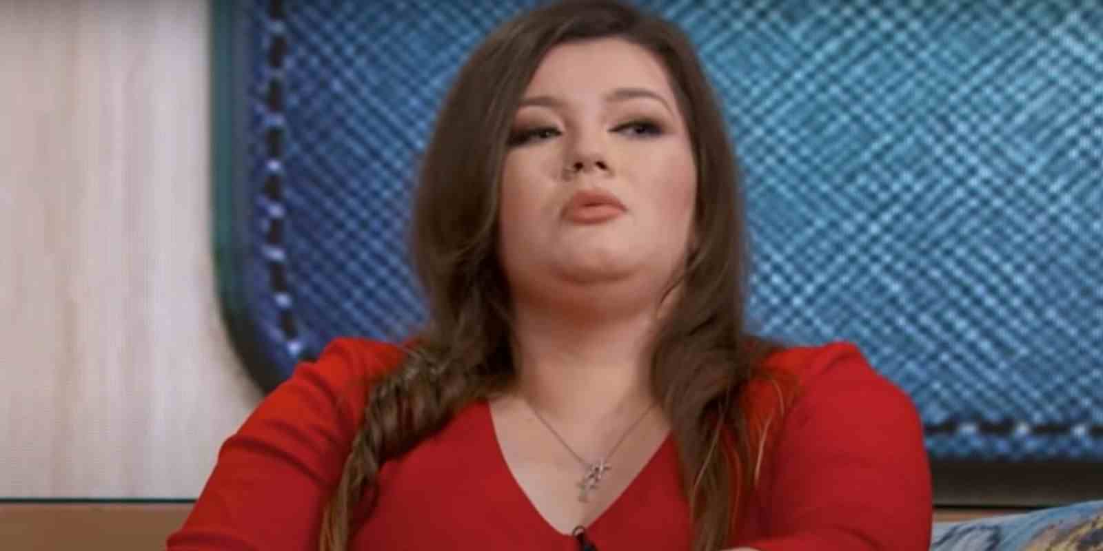 Amber Portwood Genç Anne kırmızı giyiyor gülmüyor