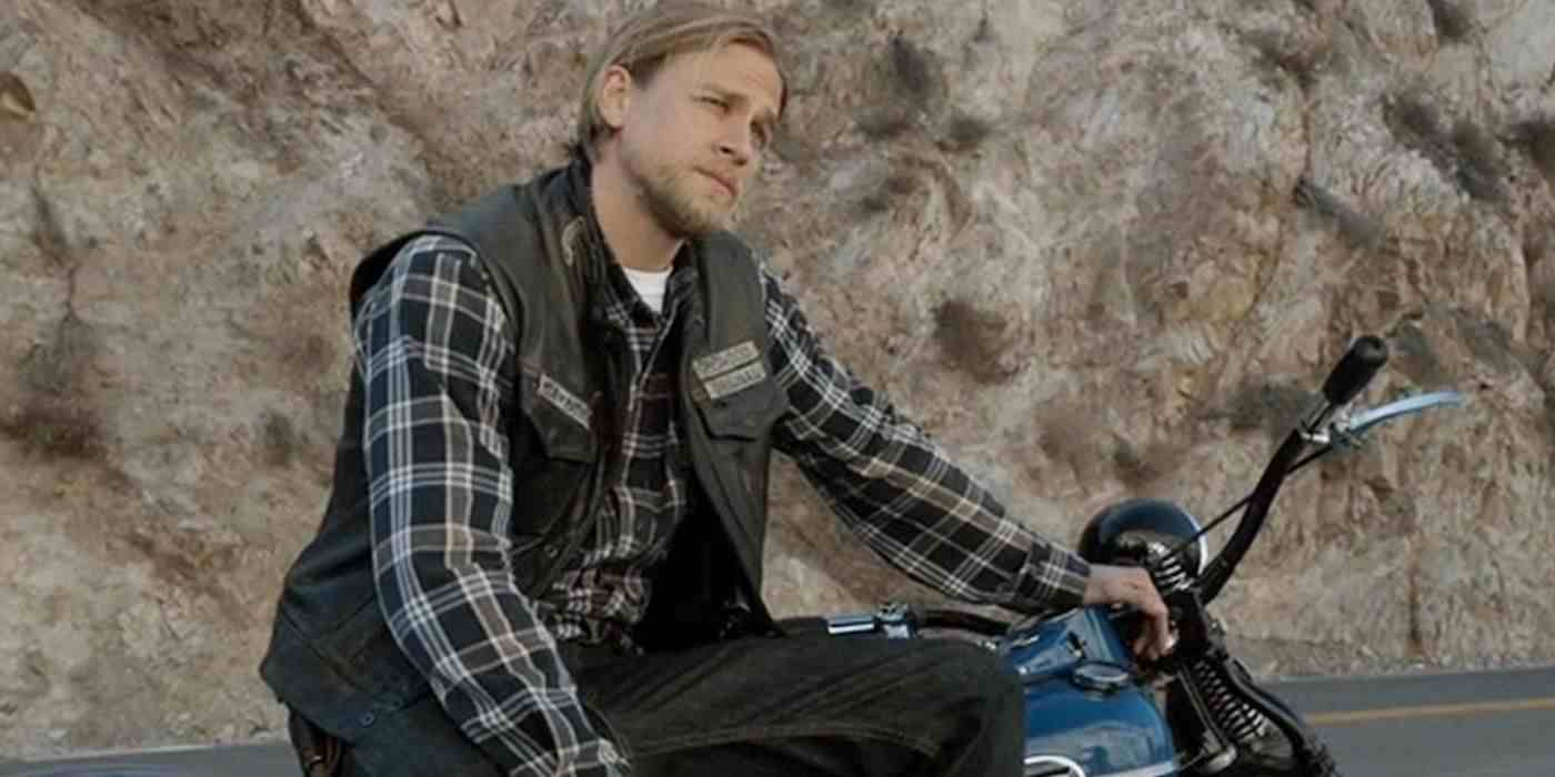 Sons of Anarchy'de Jax Teller rolünde Charlie Hunnam bisikletiyle