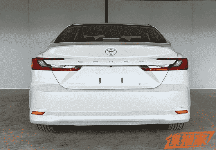 Bu, Toyota Camry 2.5L'nin çift motorlu versiyonudur.  Canlı fotoğraflar ortaya çıktı