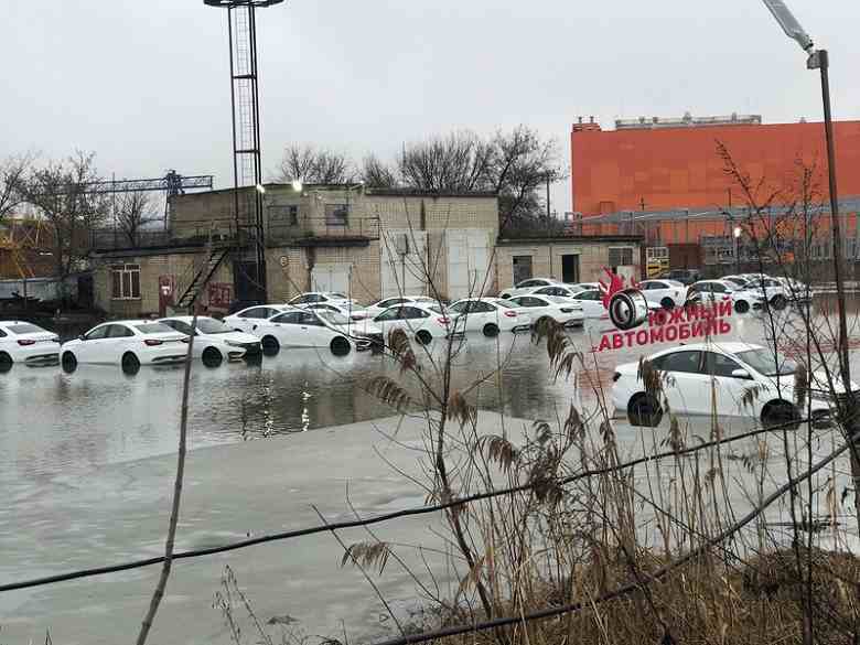 Rostov-na-Donu'da düzinelerce Lada Vesta sular altında kaldı