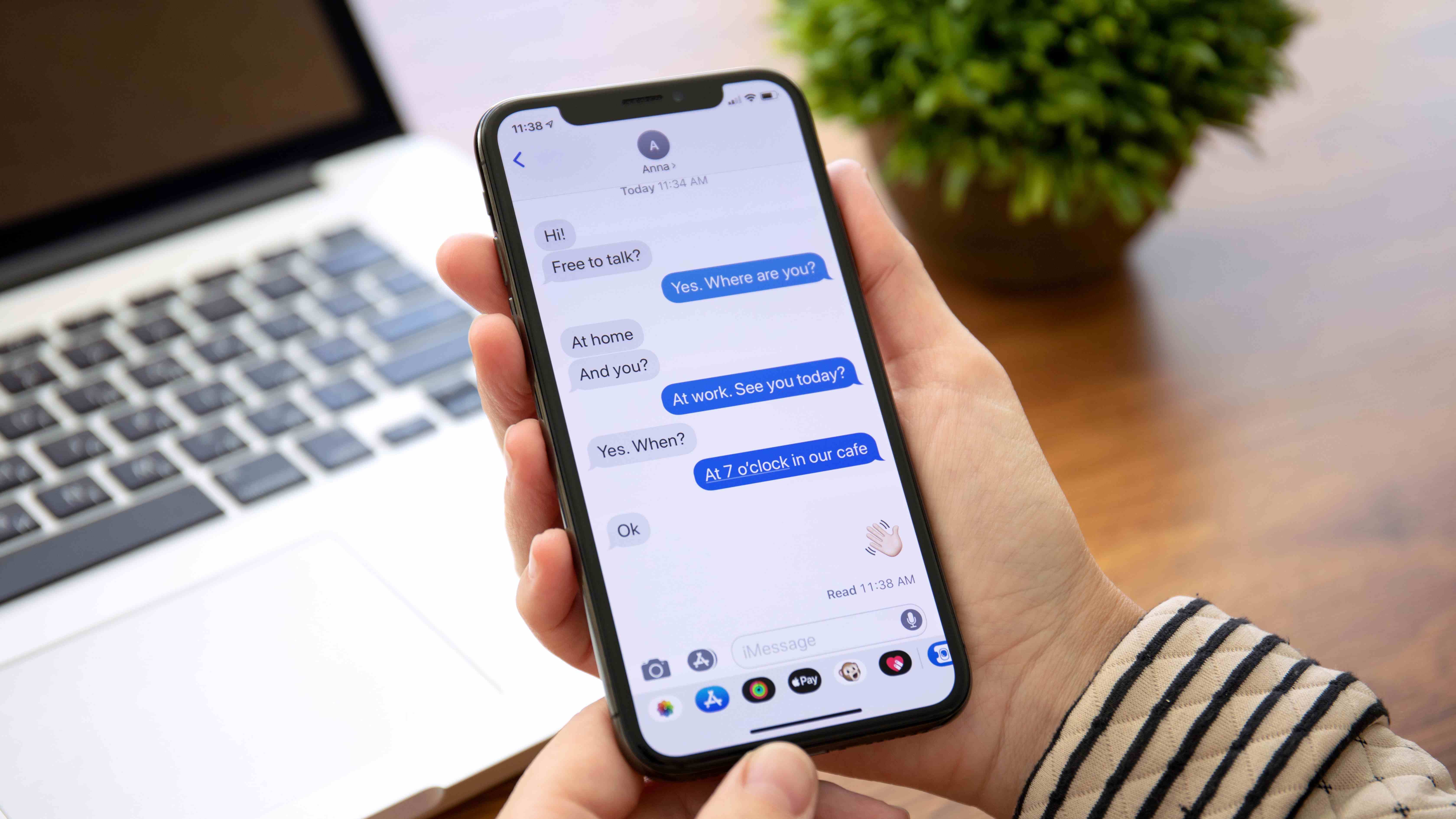 iPhone'da iMessage kullanan kadın