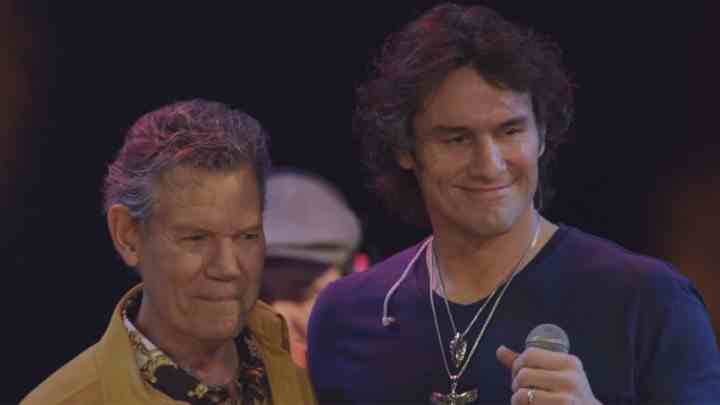 Randy Travis ve Joe Nichos, Great Performances: George Jones: Still Playin' Possum sırasında sahnede gülümsüyor.