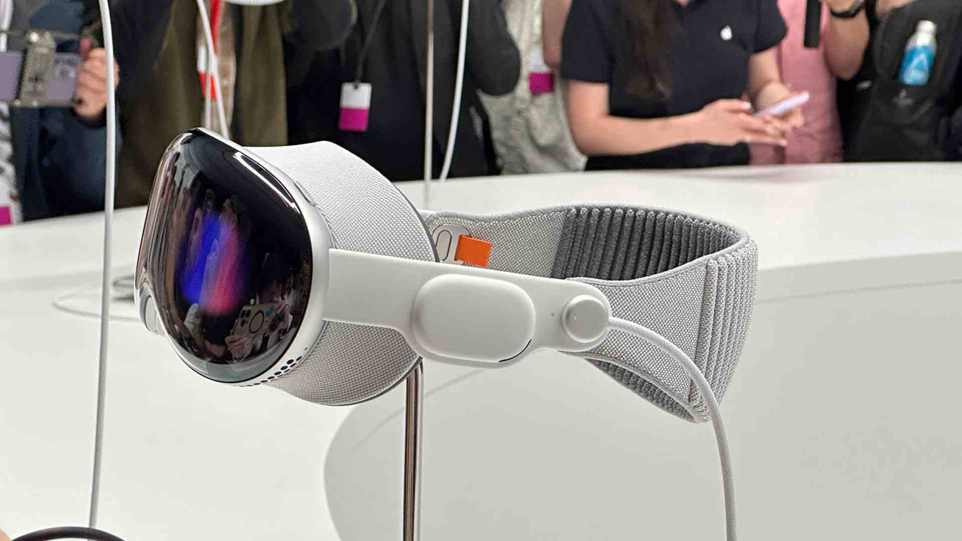 Apple Vision Pro, Solo Knit bandını gösteren bir stantta