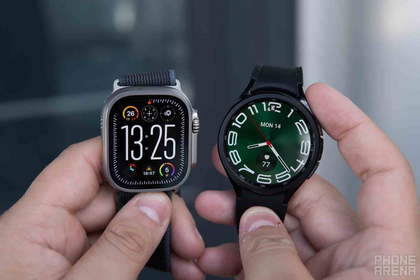 Apple Watch Ultra 2, Galaxy Watch 6 Classic'in yanında (Image Credit–PhoneArena) - Büyük teknoloji, en sevdiğim saatçime zorbalık mı yaptı?  Hadi Fosil'in vedasını konuşalım