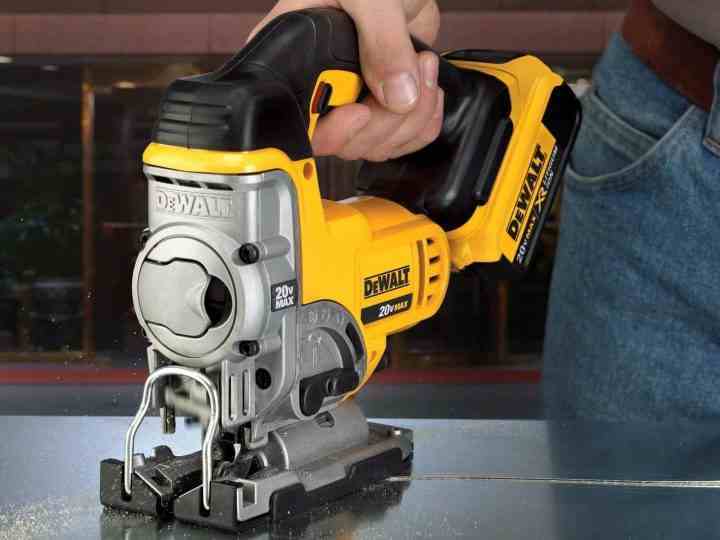 20V DeWalt Dekupaj testeresi kullanan bir adam.