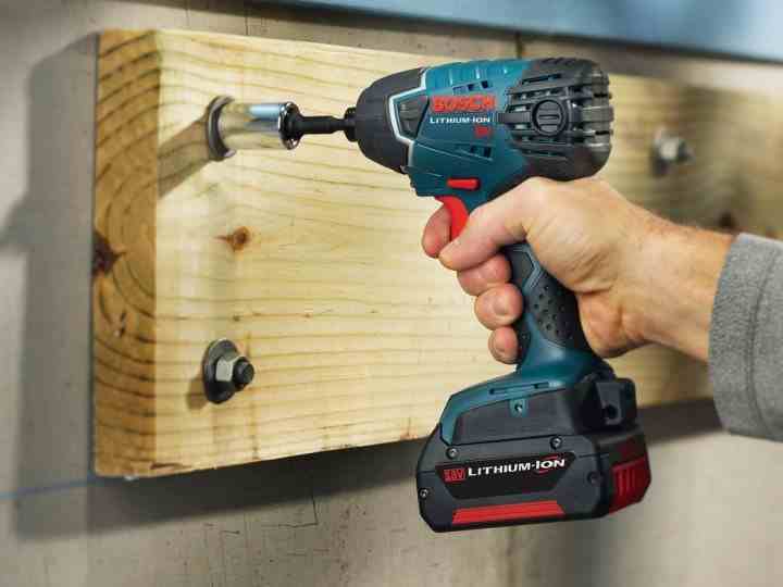 Bosch 18V Hex Darbeli Sürücüyü kullanan bir kişi.