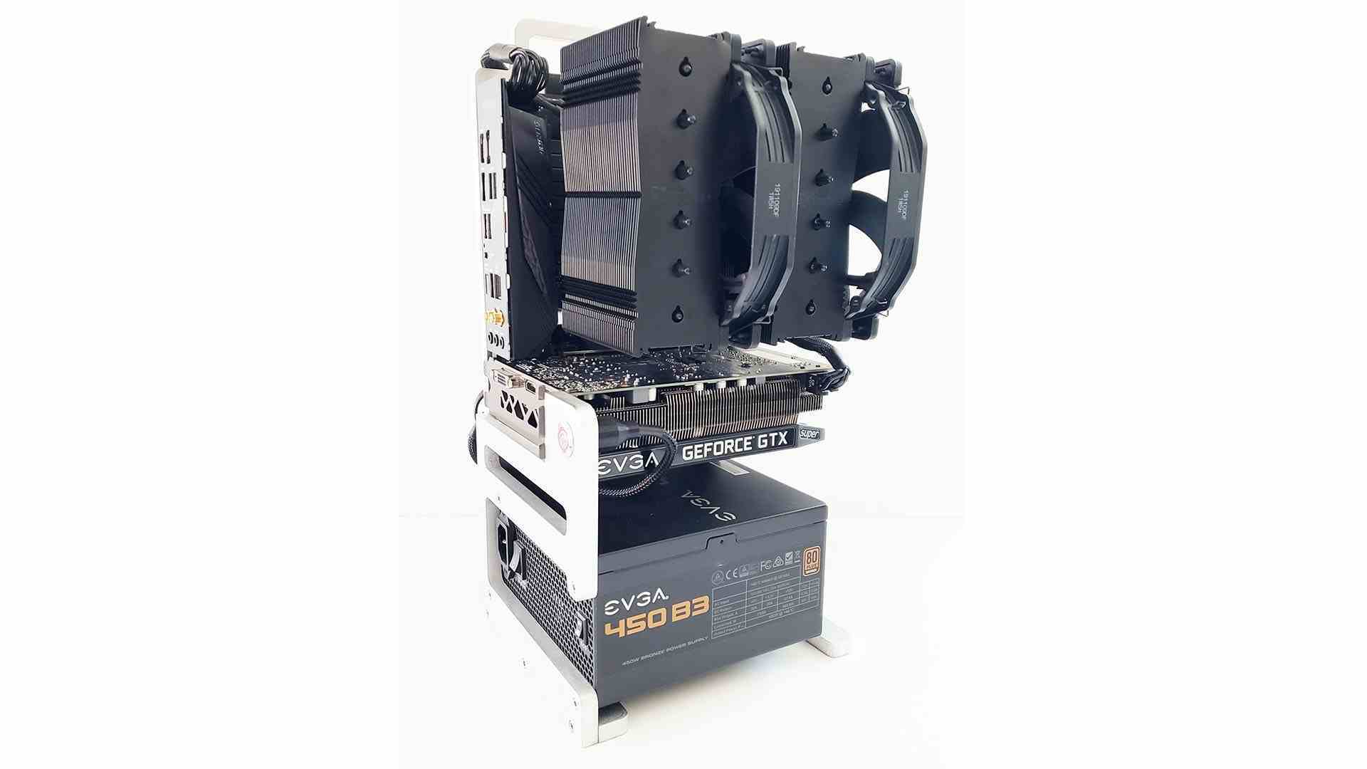 Mini-ITX açık hava yapısının PSU'su çerçevenin alt kısmında bulunur