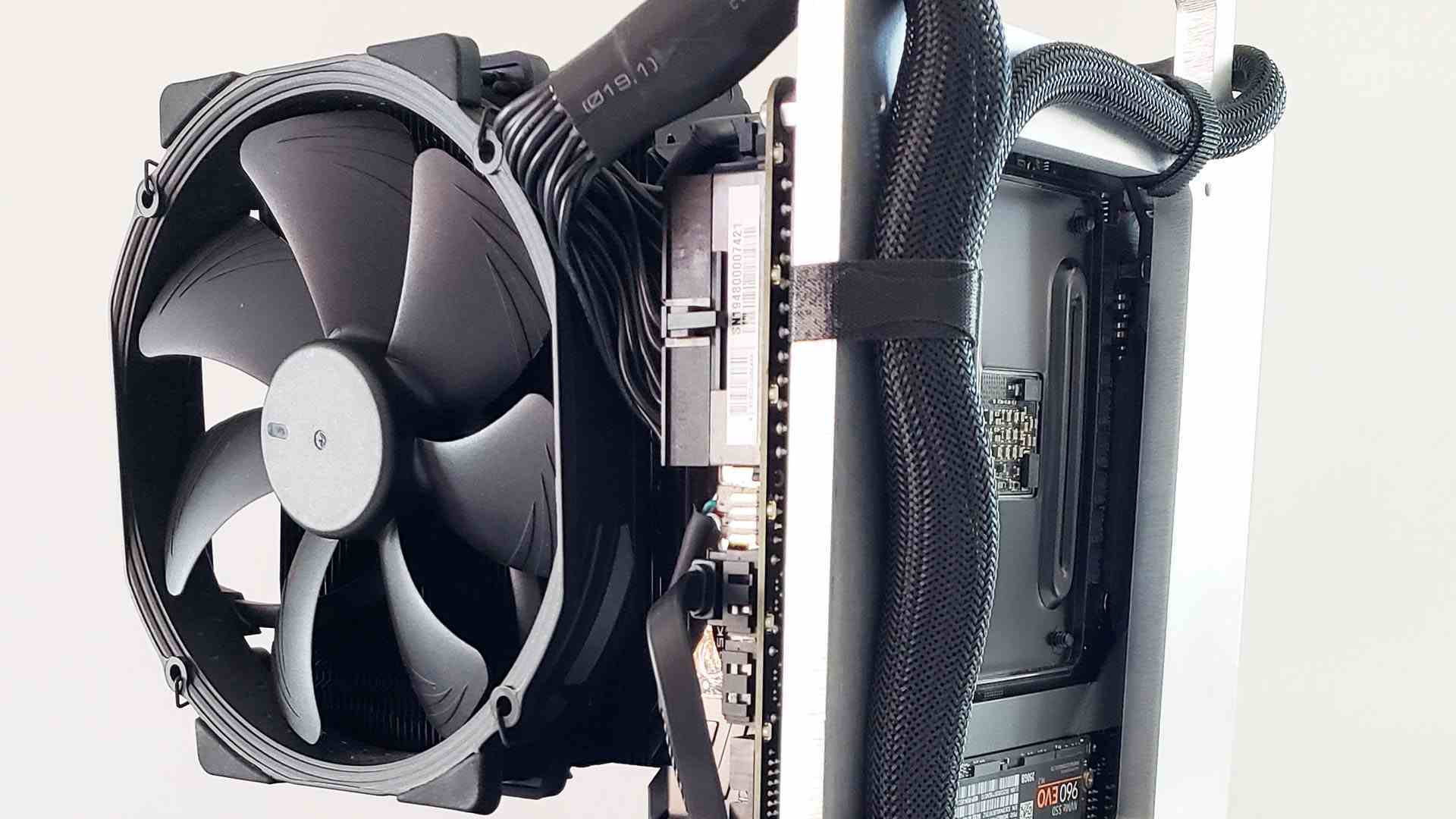 Mini itx açık hava teçhizatında gösterilen kablo yönlendirmesi