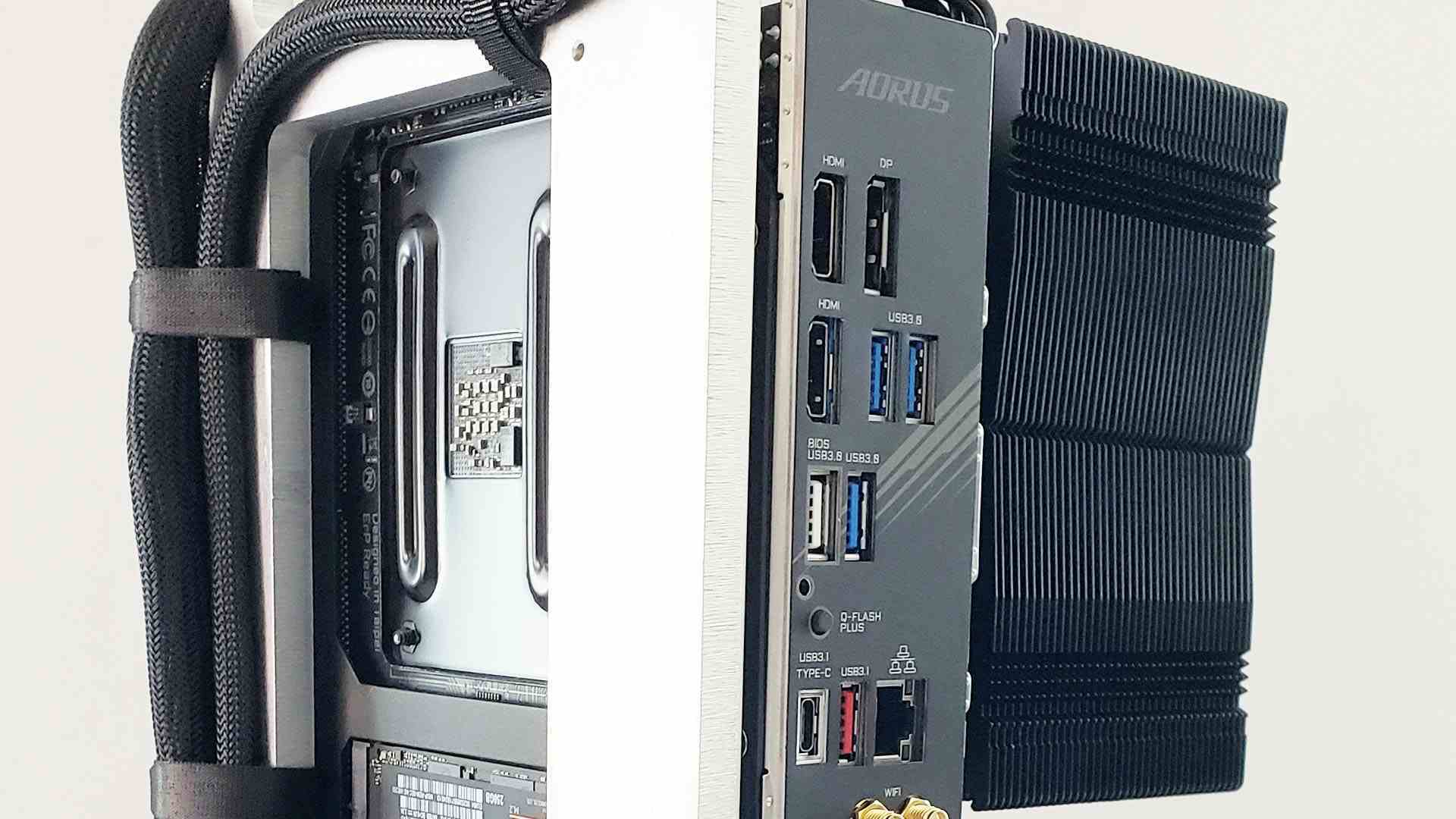 G/Ç örtüsünün bulunduğu açık hava mini-itx oyun bilgisayarının arkası