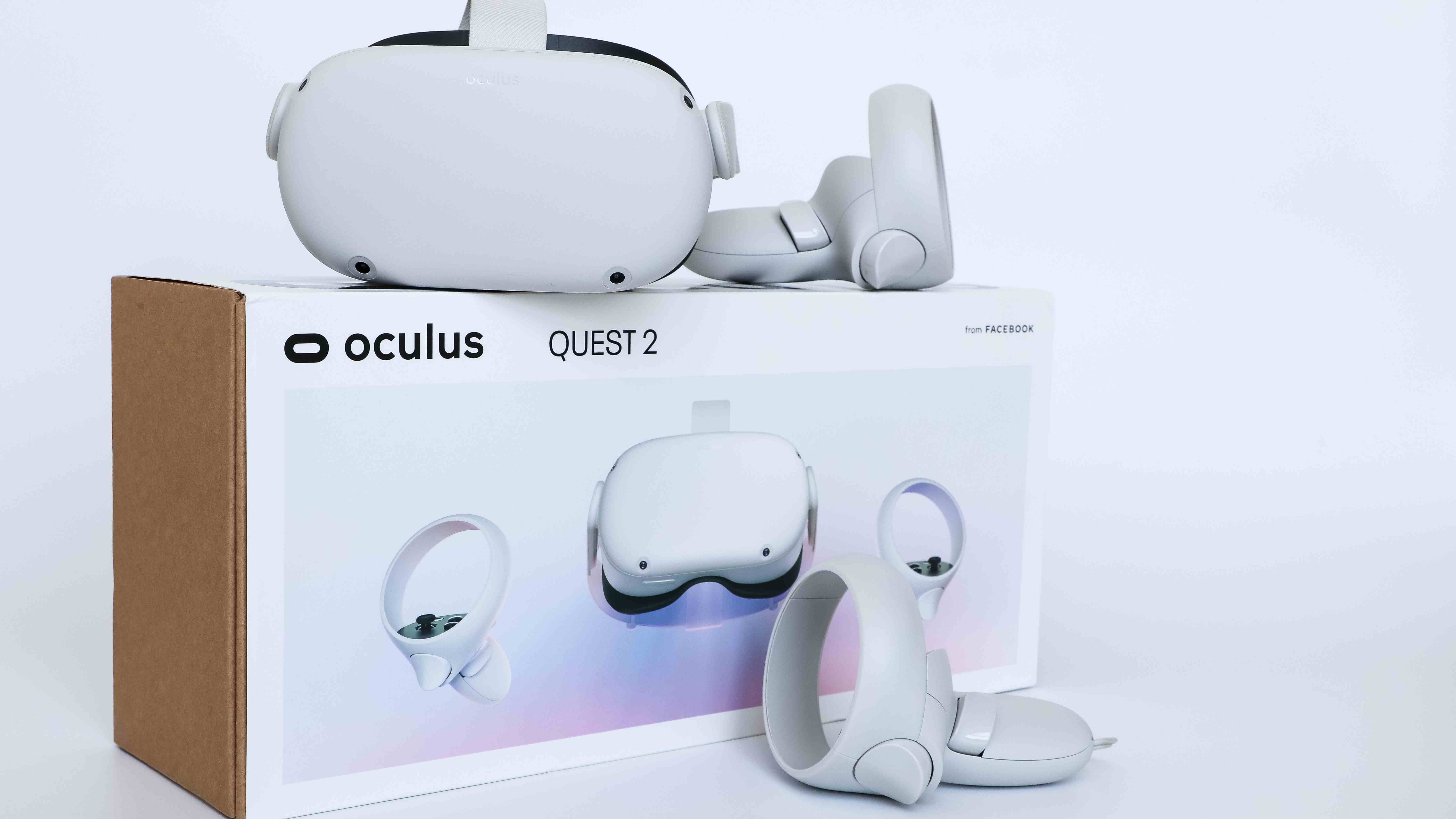 Oculus Quest 2 kulaklığı kutusunun üstünde ve kontrol cihazlarının yanında duruyordu