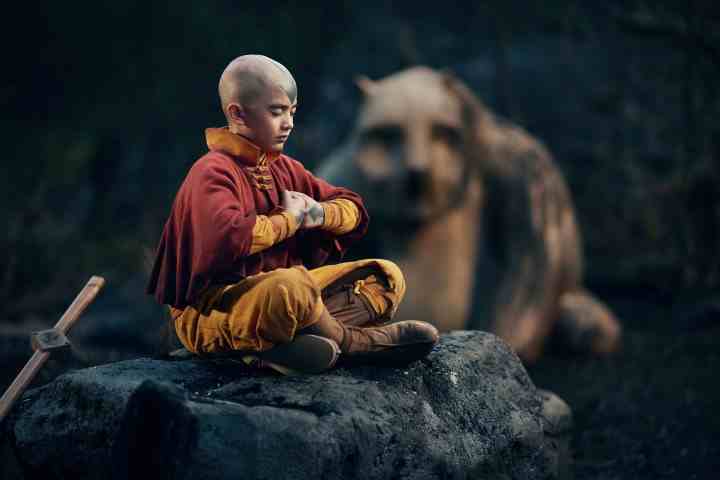 Aang, Avatar: Son Hava Bükücü'de bir kaya üzerinde meditasyon yapıyor.