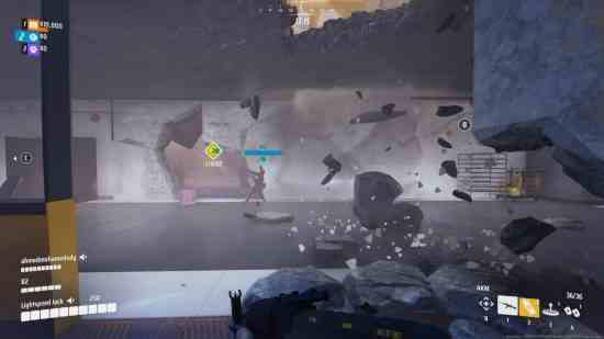 Oyuncu, bir patlamanın ardından düşen enkazın içinden hızla geçiyor.