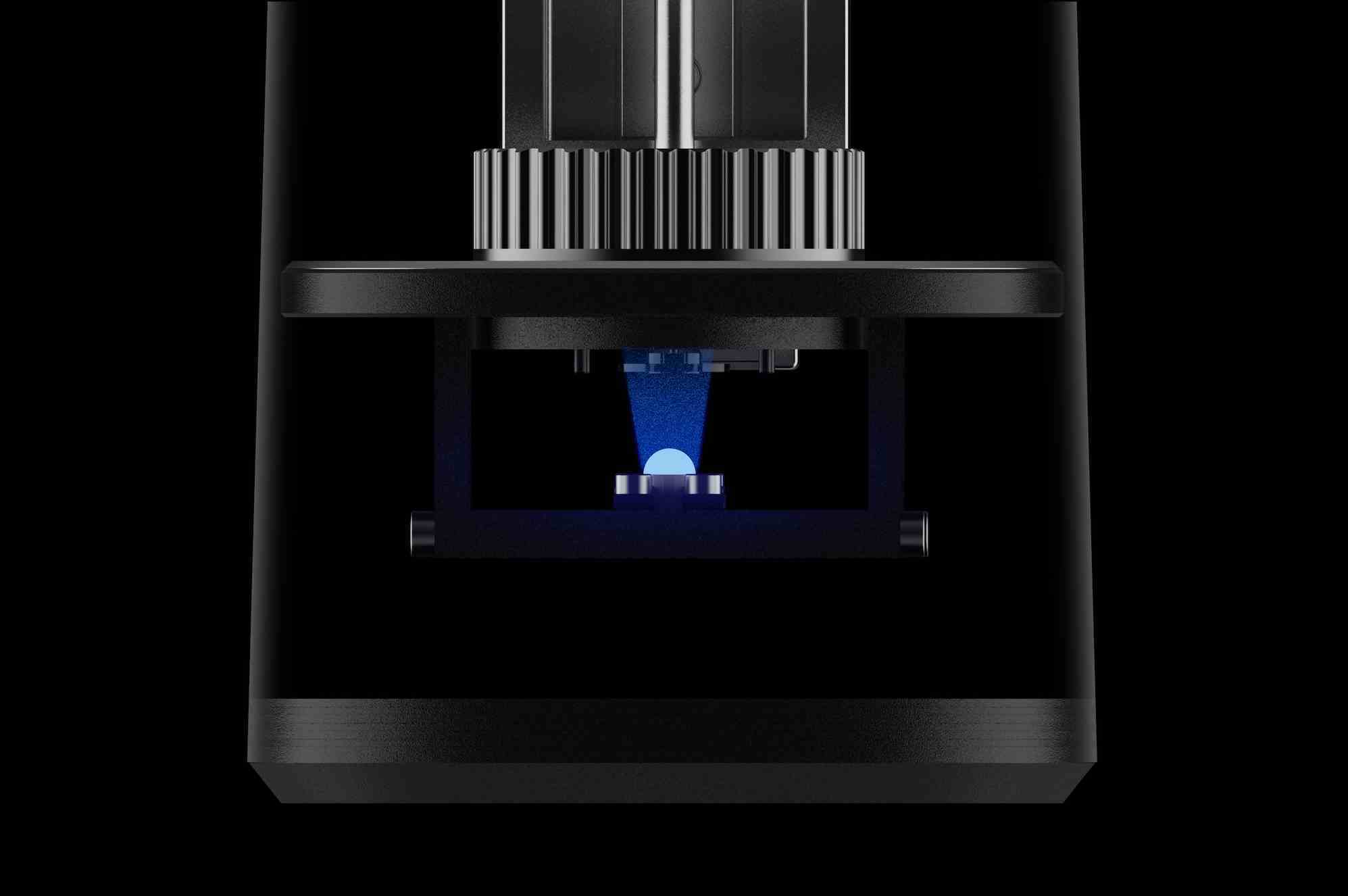 Anycubic'in 3D yazıcılarından birinin siyah ve koyu bir arka plan üzerinde çekilmiş fotoğrafı