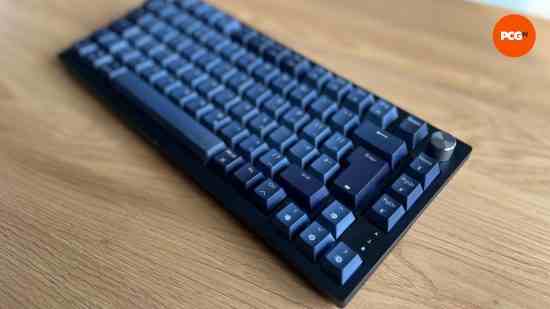 Corsair K65 Plus Kablosuz yandan görünüm 