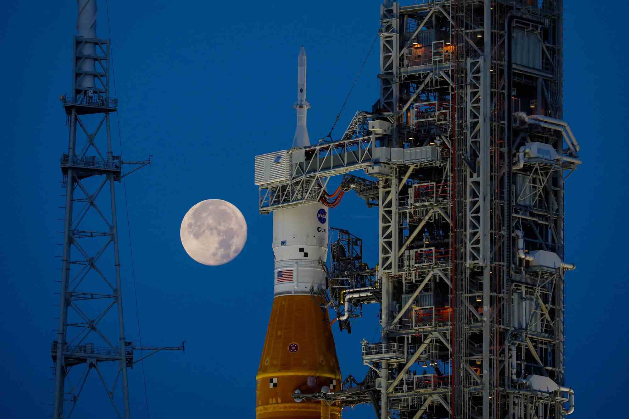 NASA'nın Artemis I Moon roketi, Kennedy Uzay Merkezi'ndeki Launch Pad Kompleksi 39B'de bulunuyor