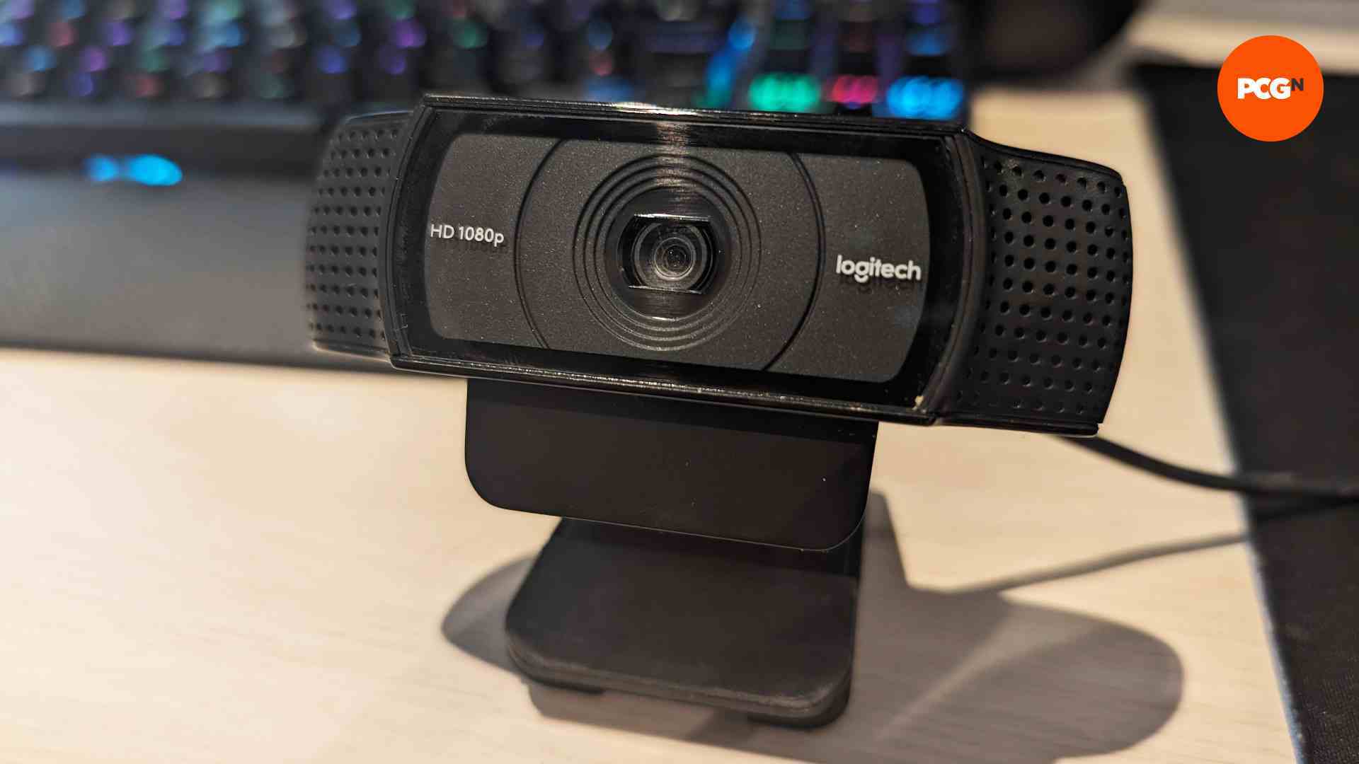 Logitech C920 HD Pro web kamerası masa üzerinde