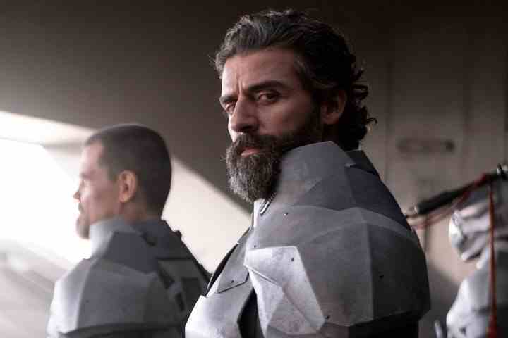 Duke Leto Atreides'teki Oscar Isaac, Dune'da soluna bakıyor