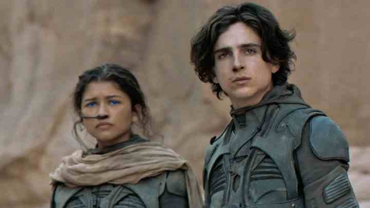 Zendaya ve Timothée Chalamet, Dune'da uzaklara bakan Chani ve Paul rolünde.