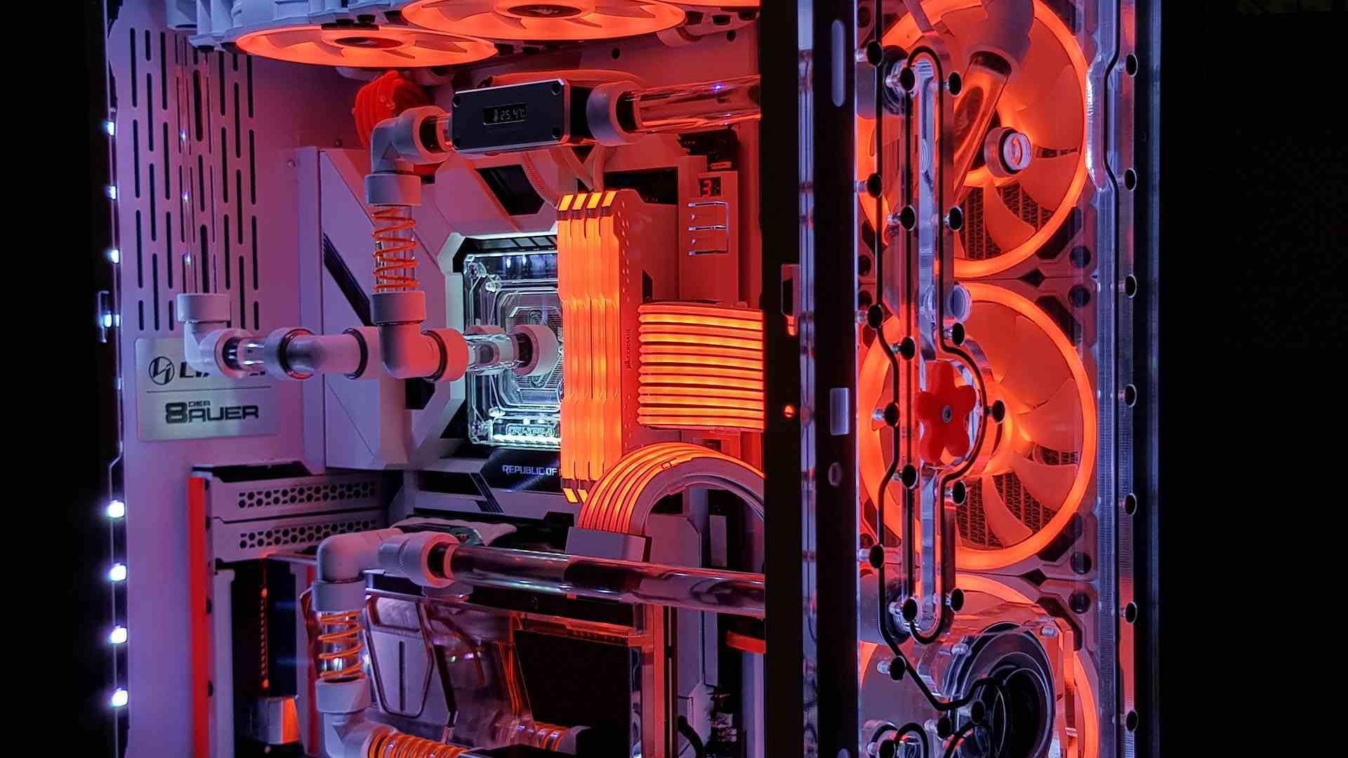 Star Wars oyun bilgisayarı turuncu bir RGB ışıkla yıkanıyor