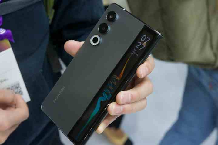 Tecno Phantom Ultimate katlanabilir telefon konseptini tutan biri.