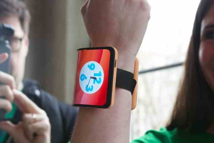 Bileğinde Motorola'nın konsept katlanabilir telefonunu taşıyan biri.