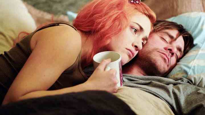 Clementine ve Joel Eternal Sunshine of the Spotless Mind'da yatakta yatıyorlar