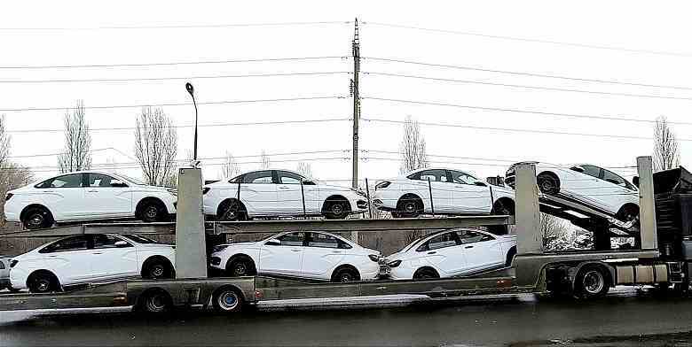 Otomatik şanzımanlı Lada Vesta bayilere gitti ve en nadir ve en pahalı Lada Vesta sergi salonunda 2,4 milyon ruble karşılığında fotoğraflandı.