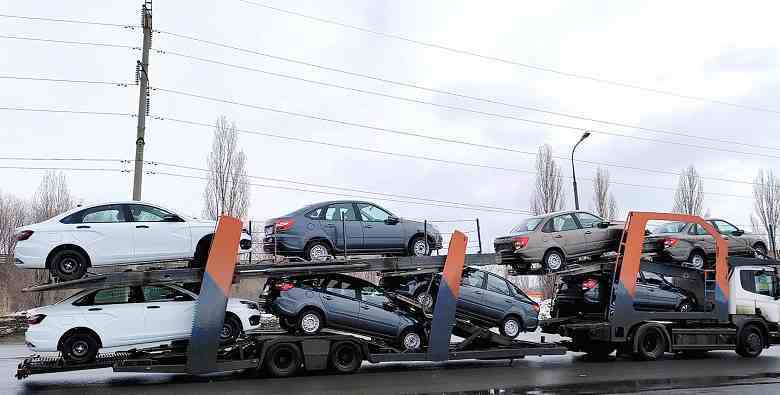 Otomatik şanzımanlı Lada Vesta bayilere gitti ve en nadir ve en pahalı Lada Vesta sergi salonunda 2,4 milyon ruble karşılığında fotoğraflandı.