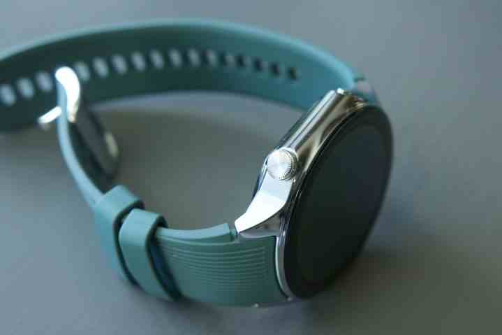 OnePlus Watch 2'nin yan profili.