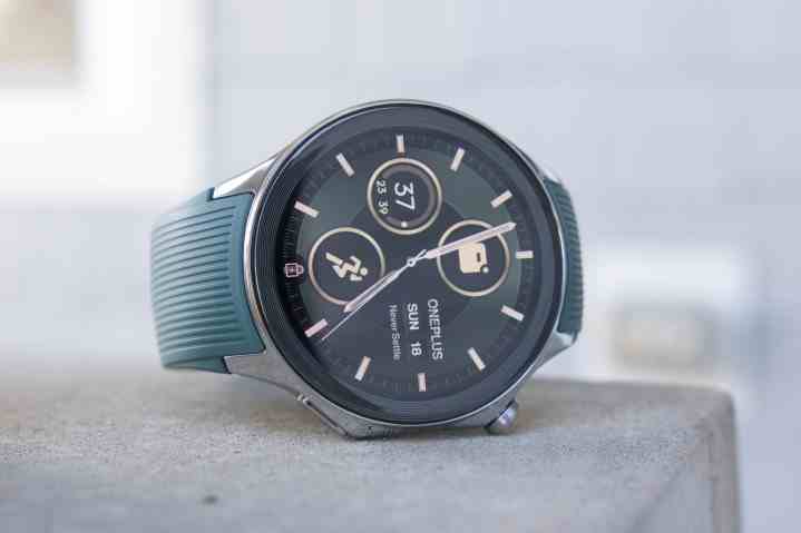 OnePlus Watch 2 yan yatıyor.