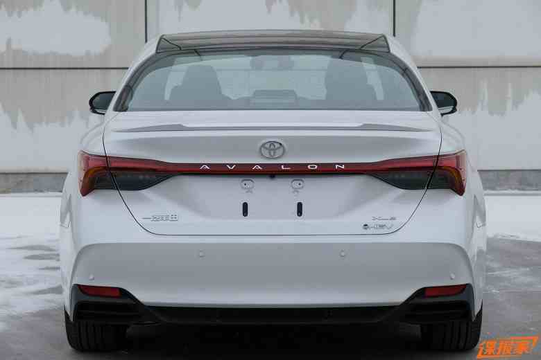 Yeni Toyota Camry, motorlarını büyük Toyota Avalon sedan ile paylaşıyor