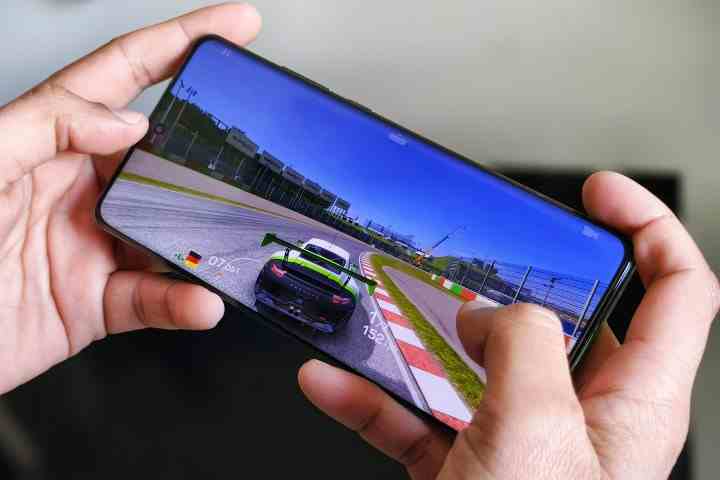 Real Racing 3'ü çalıştıran kişinin elindeki OnePlus 12 kahramanı.