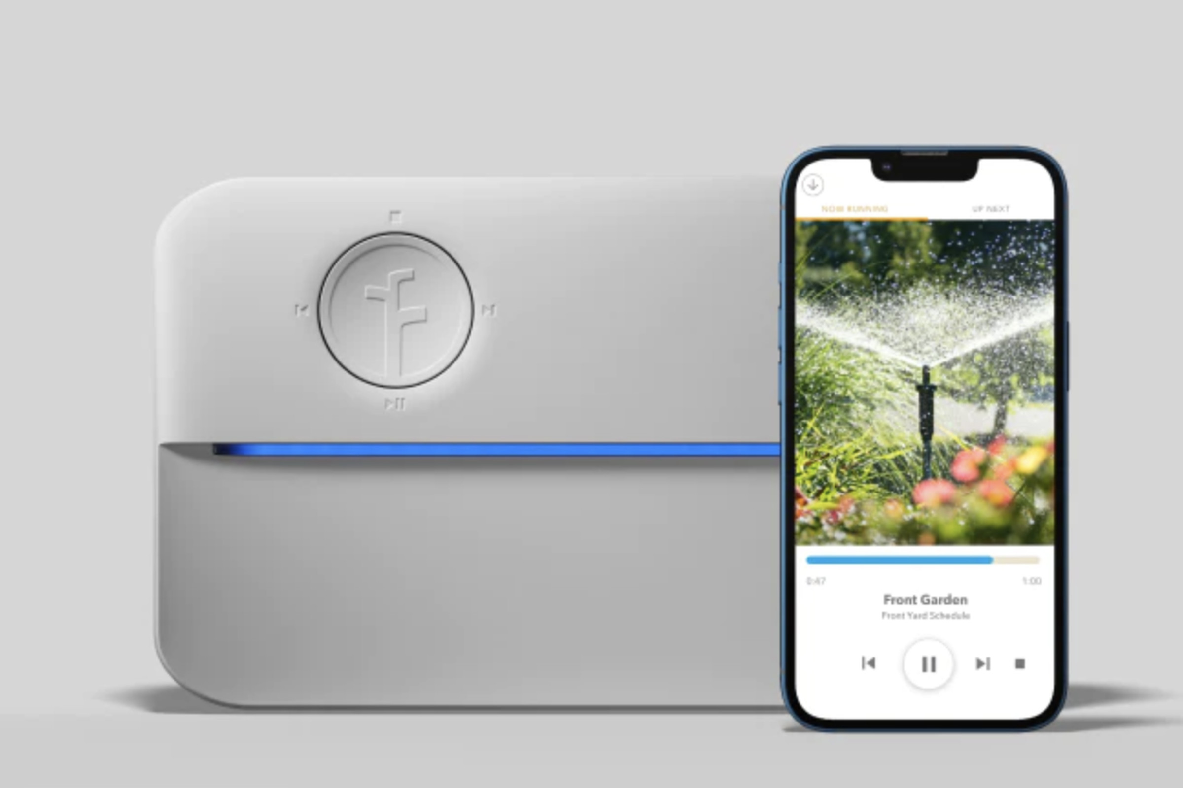 Rachio yağmurlama denetleyicisi, üzerinde uzunlamasına mavi bir çizgi bulunan beyaz kutulu bir nesne ve üzerinde uygulama bulunan bir telefon.