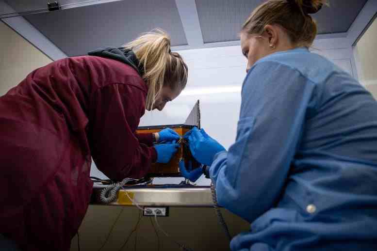 NASA Mühendisleri Julie Cox ve Kate Gasaway BurstCube Uzay Aracı