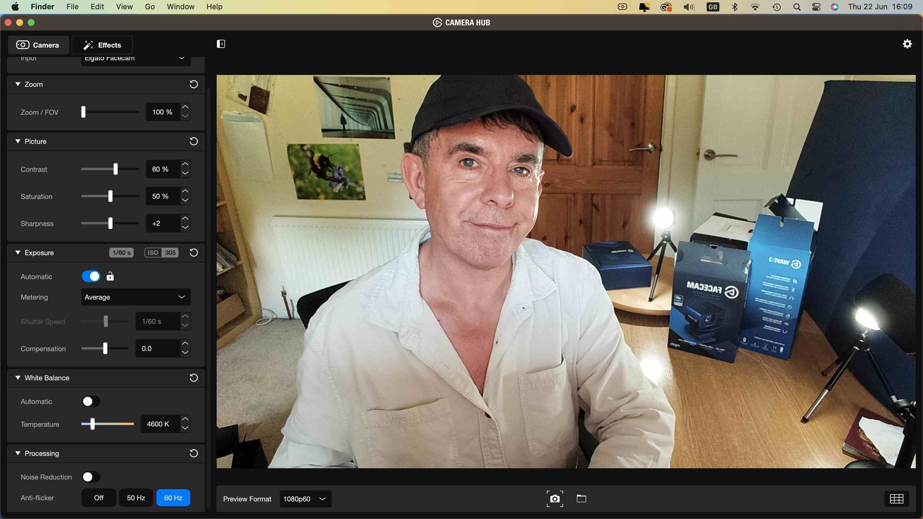 Ünlü yorumcu George Cairns'in Kamera Hub'ındaki web kamerası aracılığıyla görüldüğü şekliyle Elgato Facecam inceleme görüntüsü.