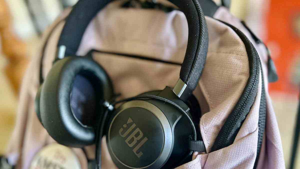 JBL Live 770NC bir kitapta