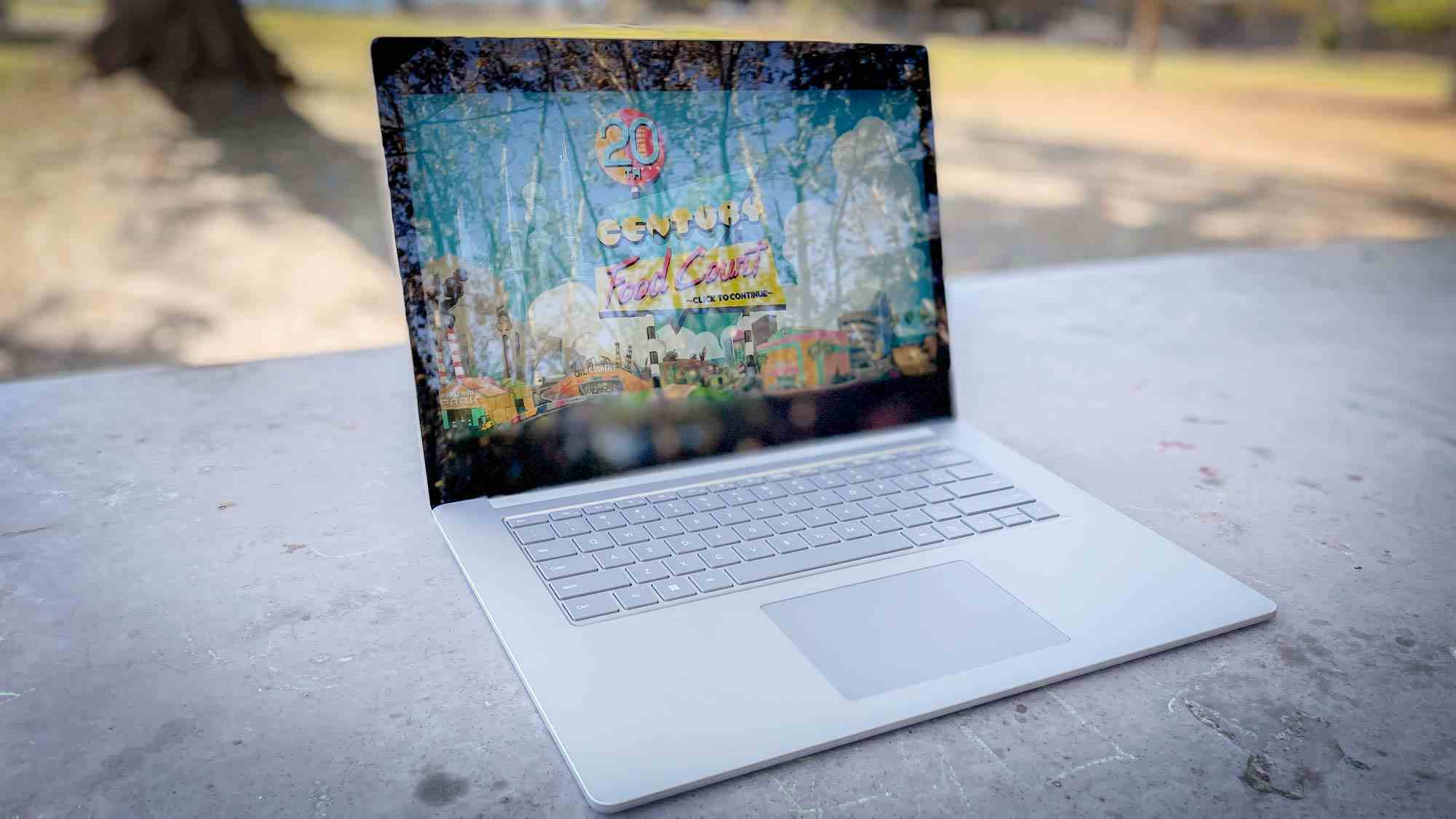 Surface Laptop 5 veranda masasında açık oyun çalıştırıyor