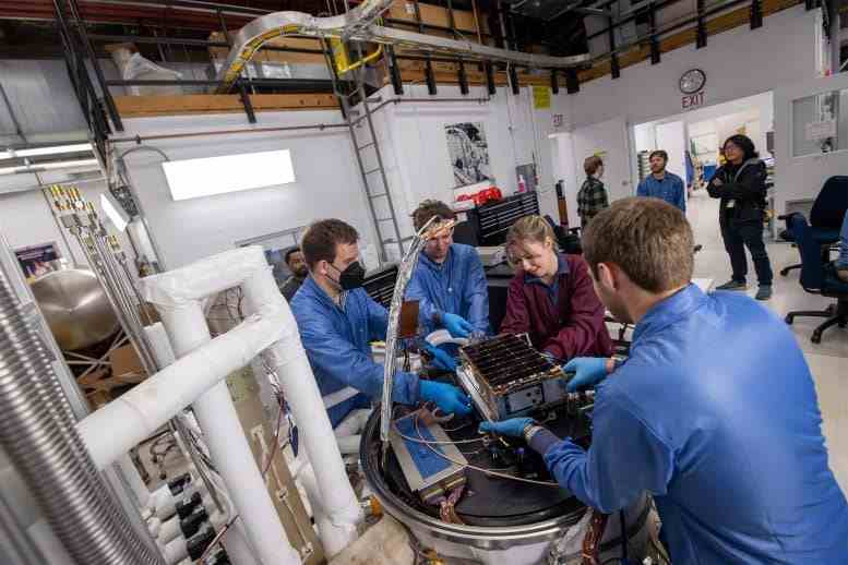 Mühendisler BurstCube'ü Termal Vakum Odası Platformuna Bağladı