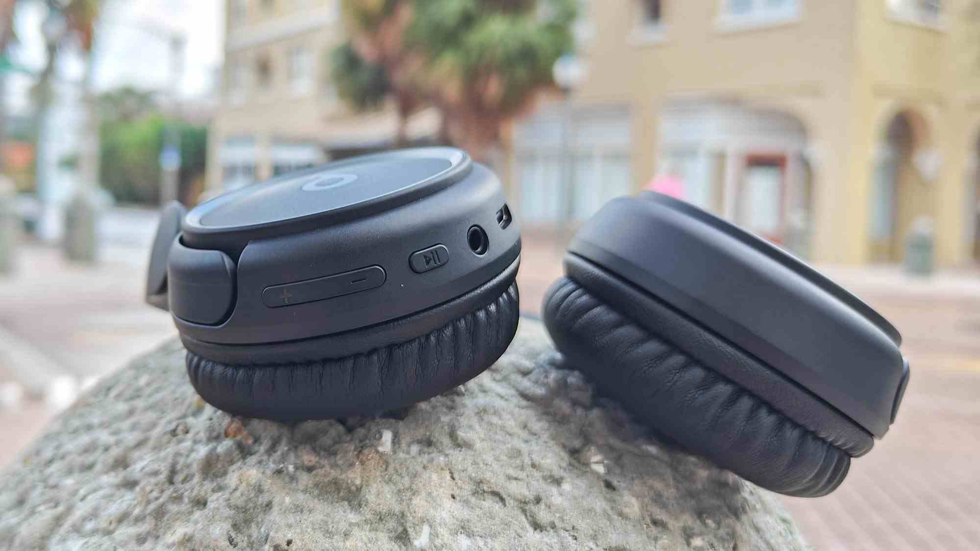 Anker Soundcore H30i dışarıdaki bir duvara yerleştirildi