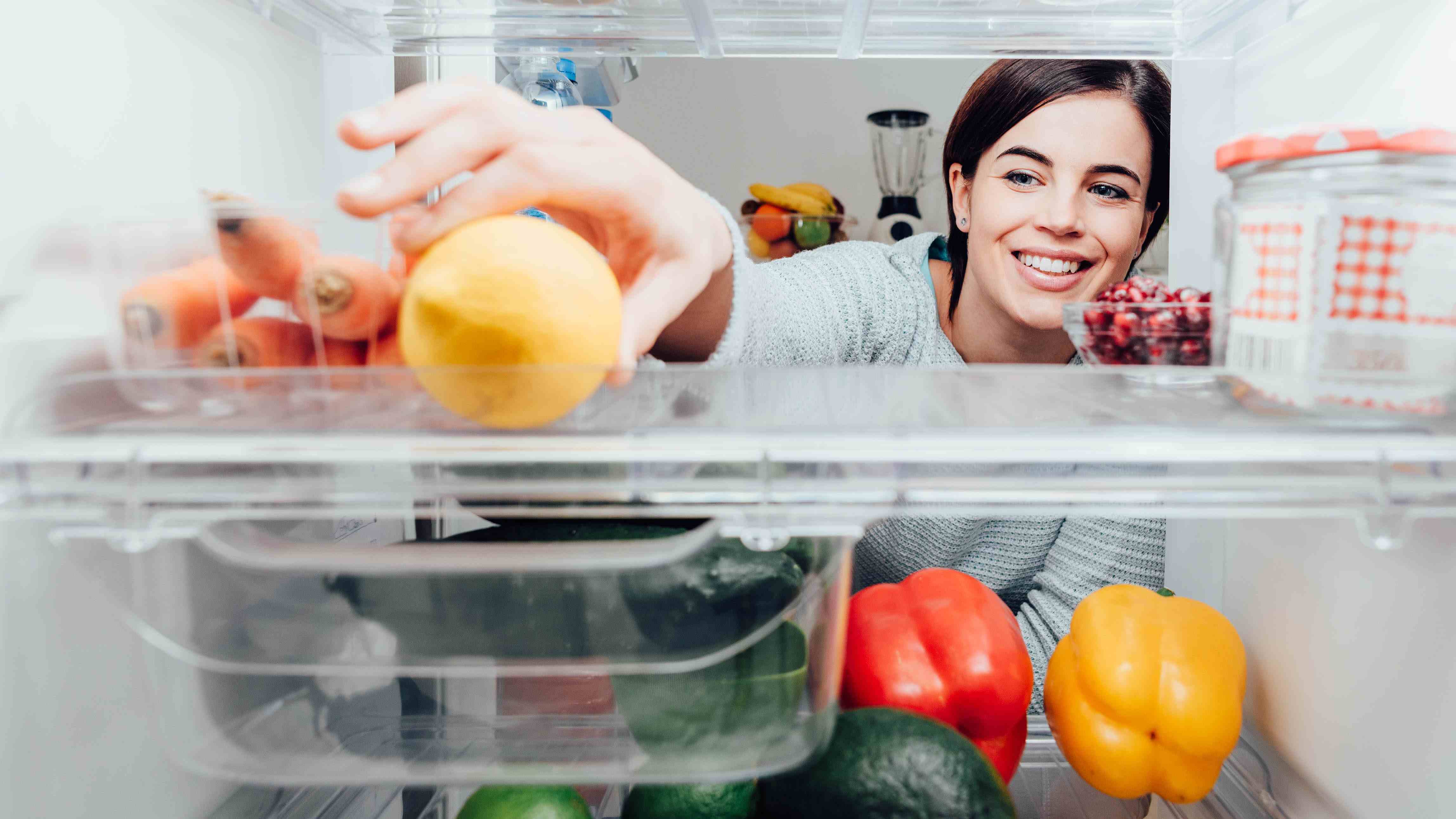 Buzdolabının içine bakan kadın