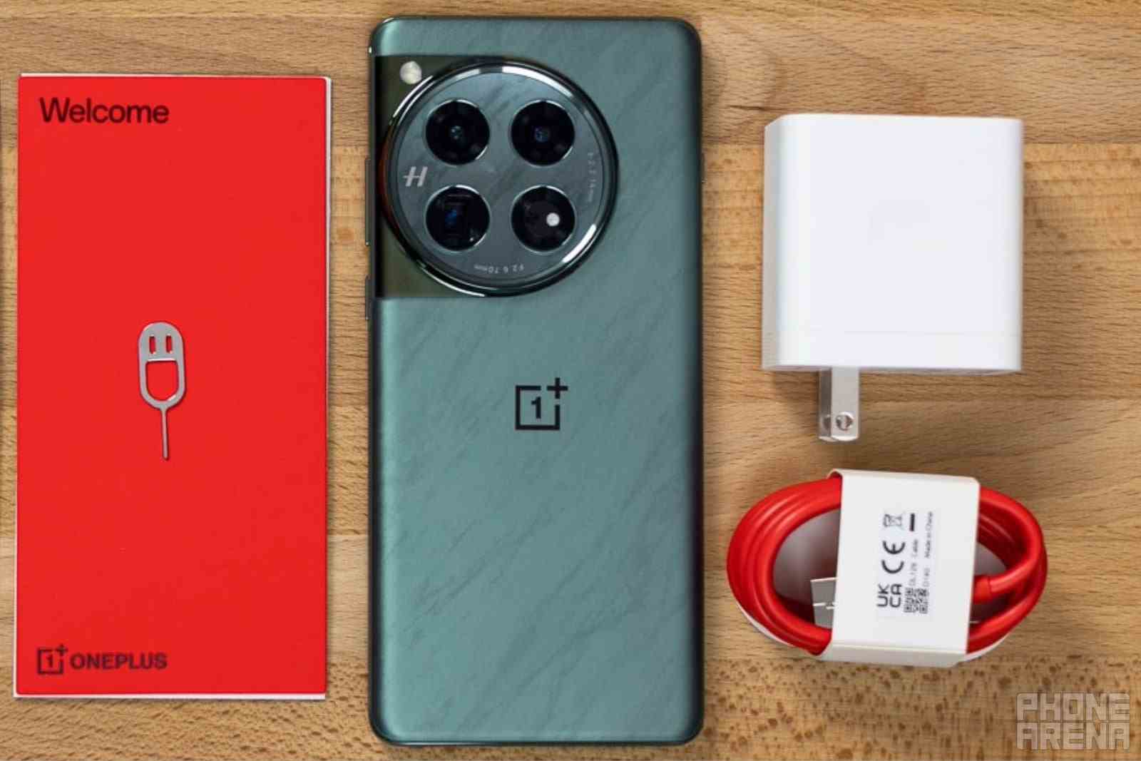 En yeni OnePlus 12'nin kutusunda bir şarj cihazı var (Image Credit–PhoneArena) - Durun, Ikea, Apple ve Samsung'un pahalı güç adaptörlerinin fiyatını mı düşürüyor?