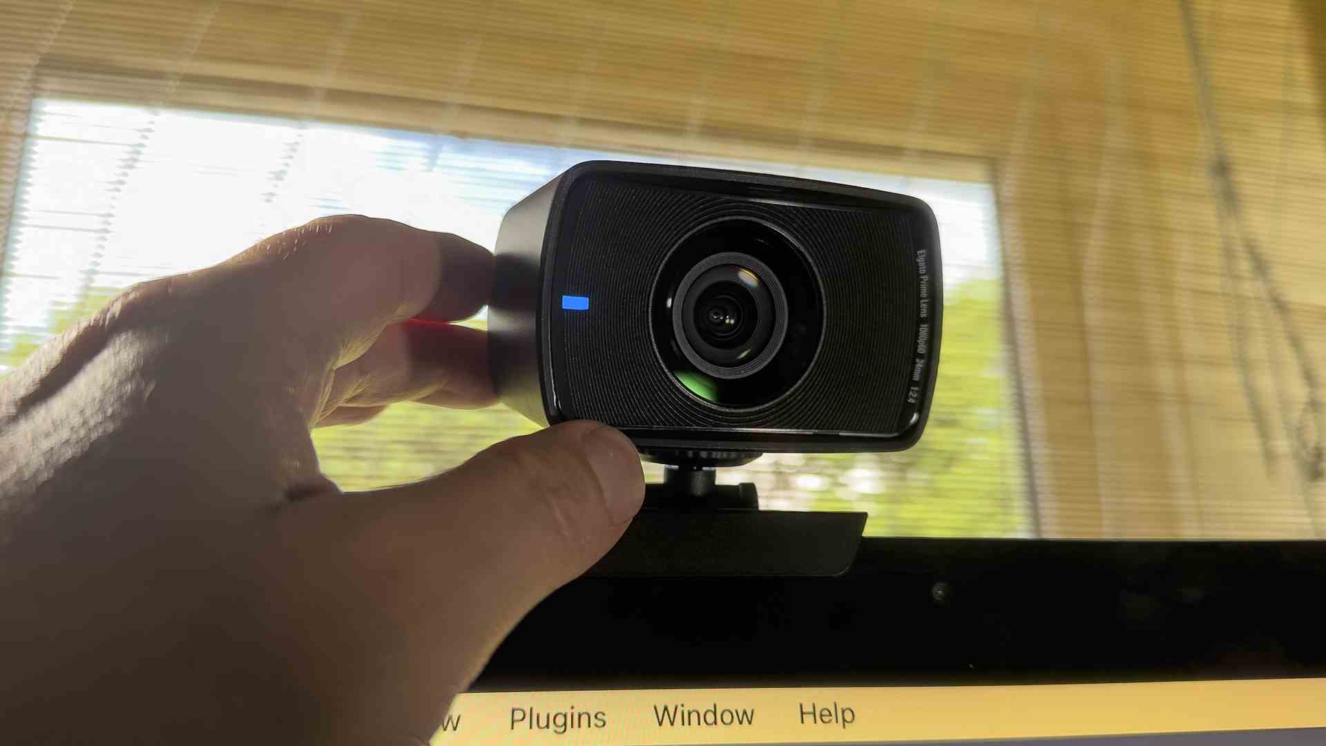 Elgao Facecam inceleme görüntüsü, kamerayı ayarlarken bir insan elini gösteriyor.