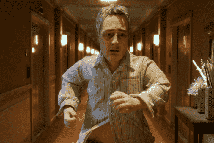 Michael Stone Anomalisa'da bir koridorda koşuyor.