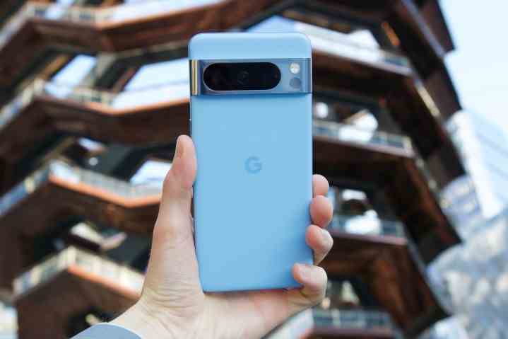 Bay mavisi Google Pixel 8 Pro'yu tutan biri.