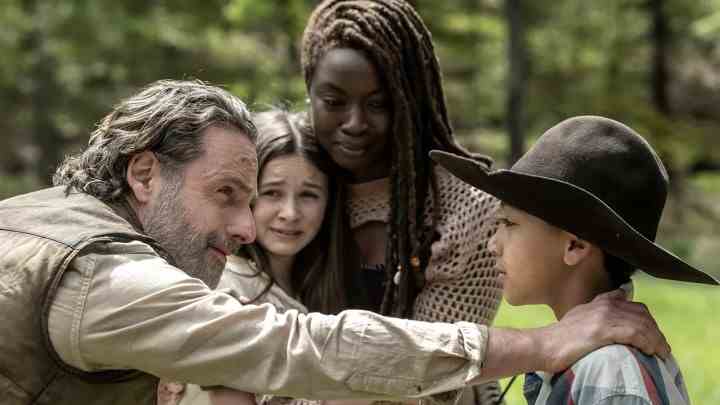 Rick ve Michonne, The Walking Dead: The Ones Who Live'dan bir sahnede Judith ve RJ'e sarılıyor.