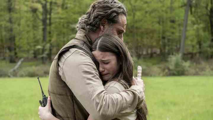 Rick ve Judith The Walking Dead: The Ones Who Live'da sarılıyor.