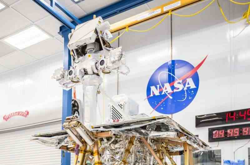 NASA VIPER robot ay gezgini ekibi güçlü direğini yükseltiyor